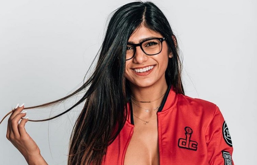 Safety pin! Mia Khalifa playing naked with her boyfriend in TikTok’s #BoyfriendChallenge (Video)