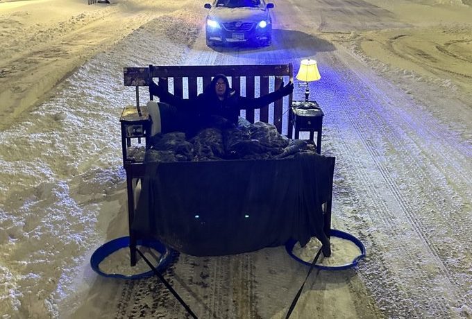 Nevada en Minnesota: Ató su cama a una camioneta y esquió por la ciudad