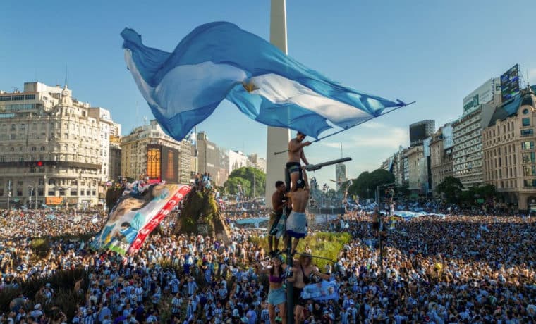 “Escala el semáforo”, el juego gratuito inspirado en los festejos de los argentinos