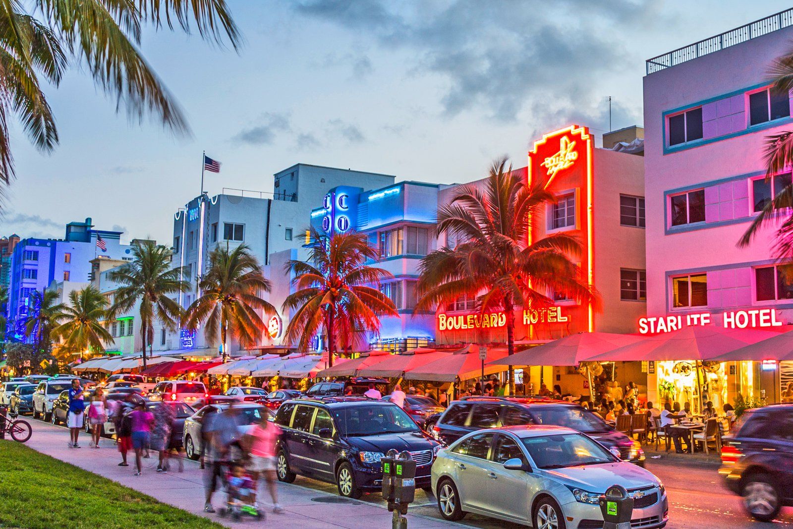Miami Beach no descarta toque de queda por violencia en Ocean Drive