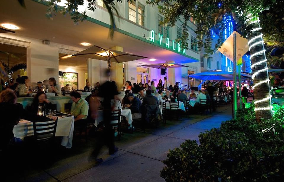 Alcalde de Miami Beach planteará presencia policial dentro de los bares de Ocean Drive