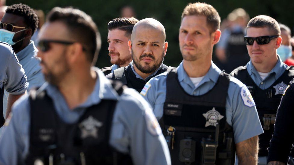 Florida instala vallas publicitarias en Chicago para reclutar a sus policías