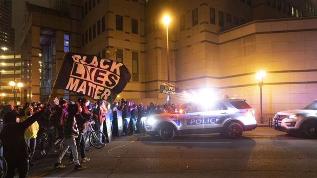 Protestas en Ohio tras el vídeo de un hombre negro acribillado por la policía