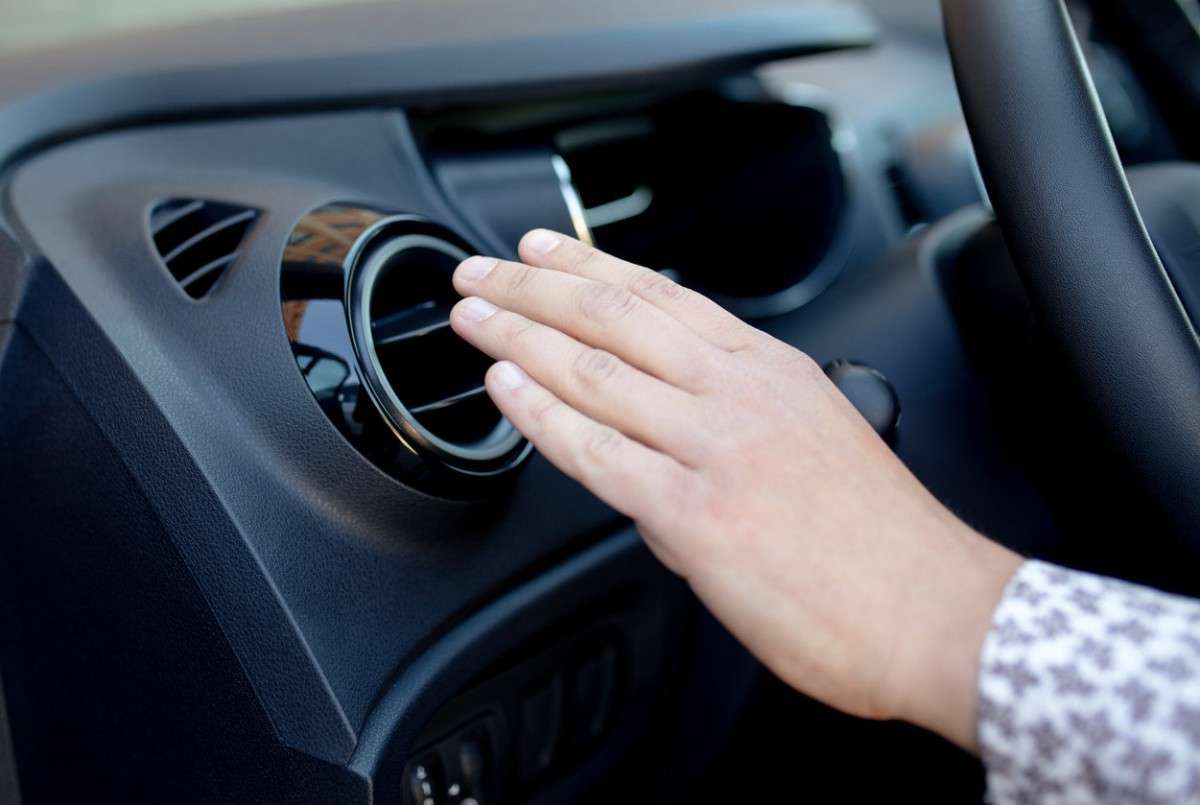 ¿Olor a humedad en tu auto? Prueba estos tips para eliminarlo