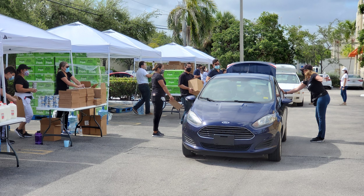 Embajada venezolana en EEUU continuará entregando alimentos gratis a connacionales en Florida