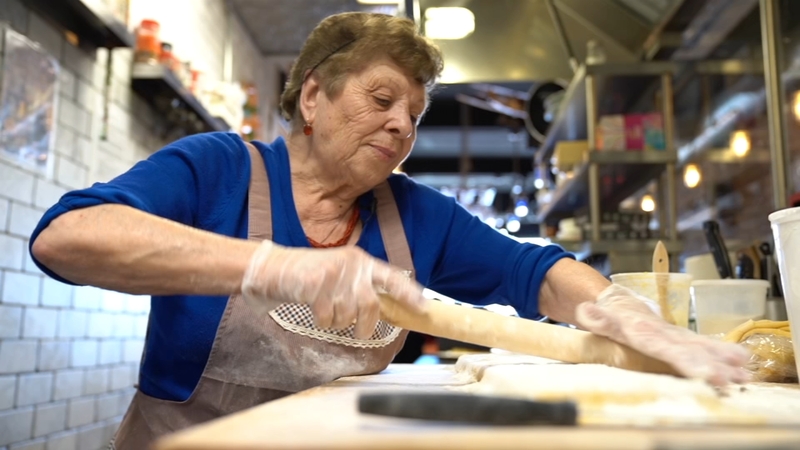 Restaurante en Nueva York pasa de los cocineros y contrata ¡a abuelitas!