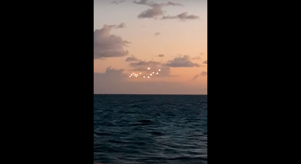 ¡Increíble! Revelan video de extraños puntos de luz suspendidos en el aire en pleno océano Atlántico (+Video)
