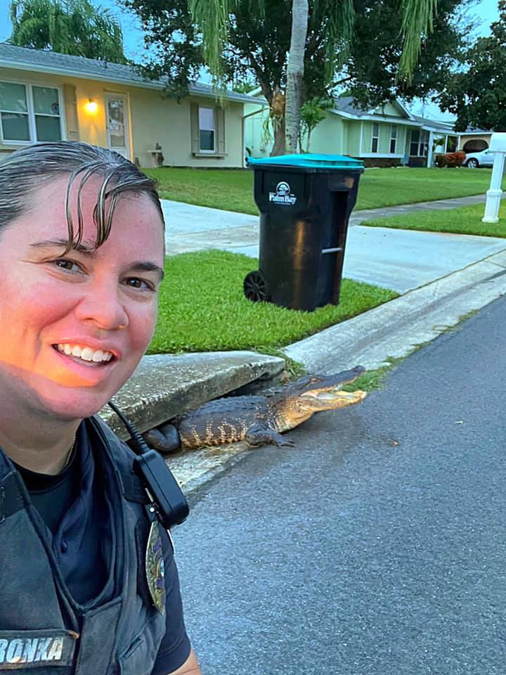 Se hizo viral selfie de un cocodrilo con una oficial de policía de Florida