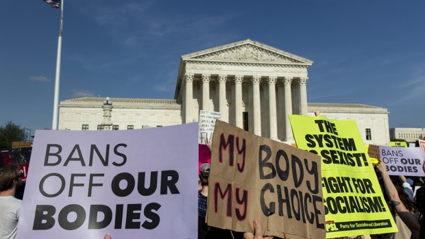 Fallo sobre aborto en EE. UU. enciende batallas legales por prohibiciones estatales