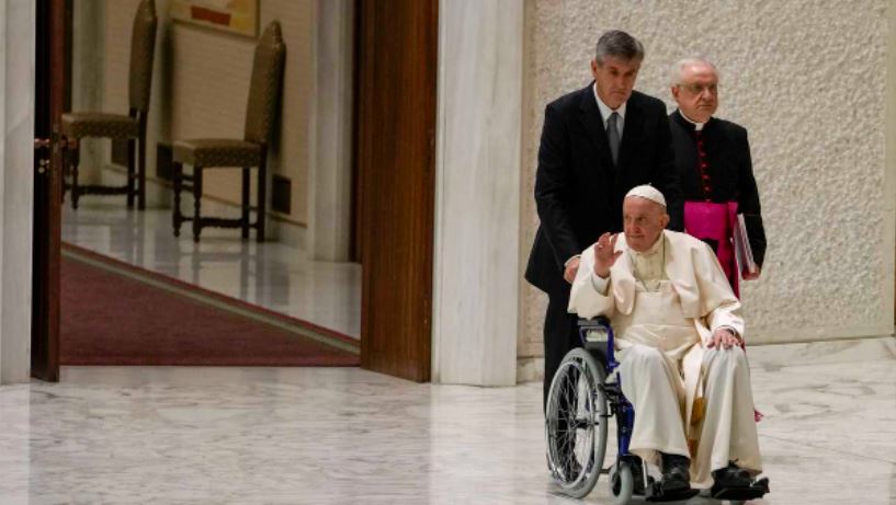 Esta es la razón por la que el papa Francisco apareció por primera vez en silla de ruedas