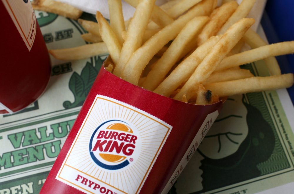 Escándalo en Burger King: empleada enfrenta 20 años de prisión por reutilizar papas fritas