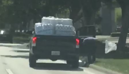 ¡Sin palabras! Cientos de rollos de papel higiénico se caen de camión a la carretera en Miami (Video)