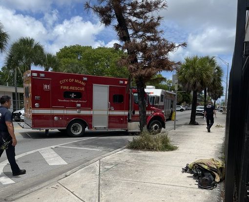 Policía de Miami investiga paquete sospechoso dejado en almacen