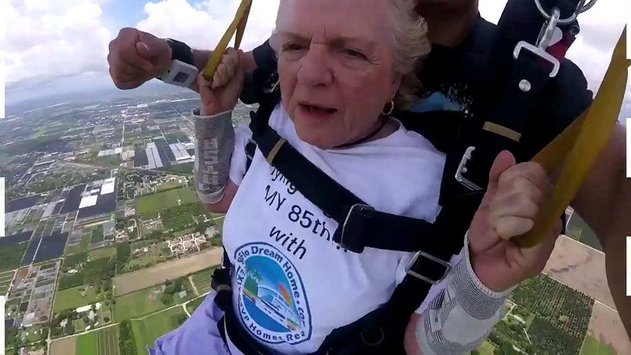 ¡Increíble! Abuela celebra 85 años lanzándose en paracaídas