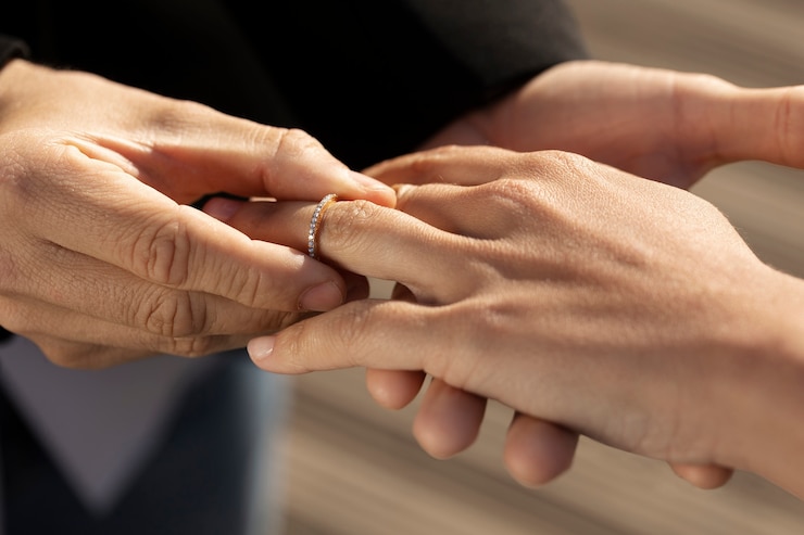¿Casarse por papeles? ICE y USCIS desmantelan red de matrimonios falsos en EE.UU.