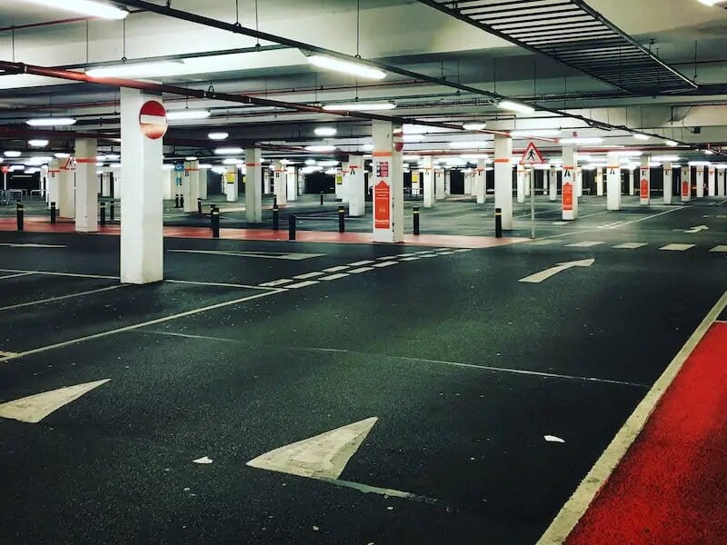 Miami Beach habilita estacionamientos para residentes que estén en riesgo de inundación tras el paso de Ian