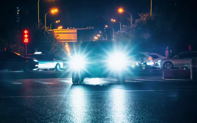 ¿Es legal parpadear las luces a otro auto en la carretera? Esto dice la ley de Florida
