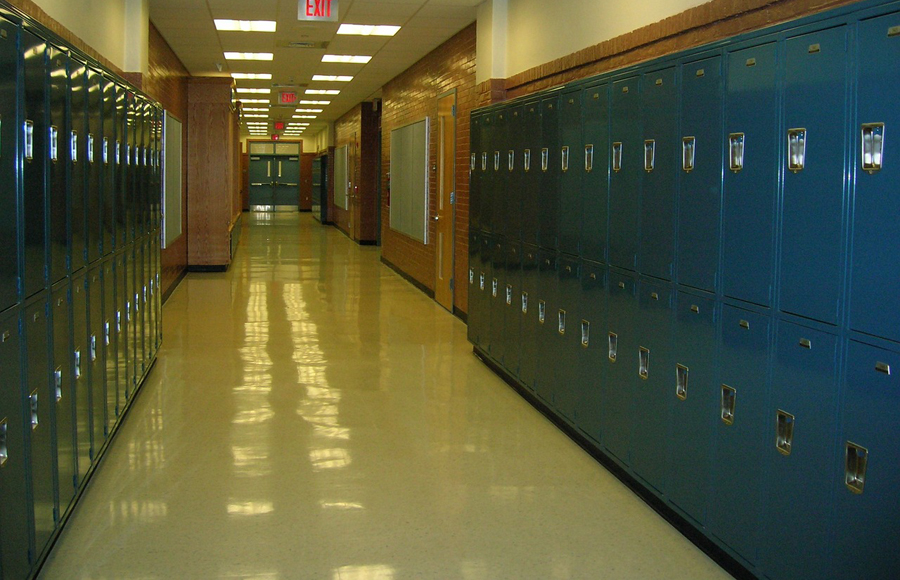 Atroz ataque en escuela de Michigan: Un joven propina violenta golpiza a compañera