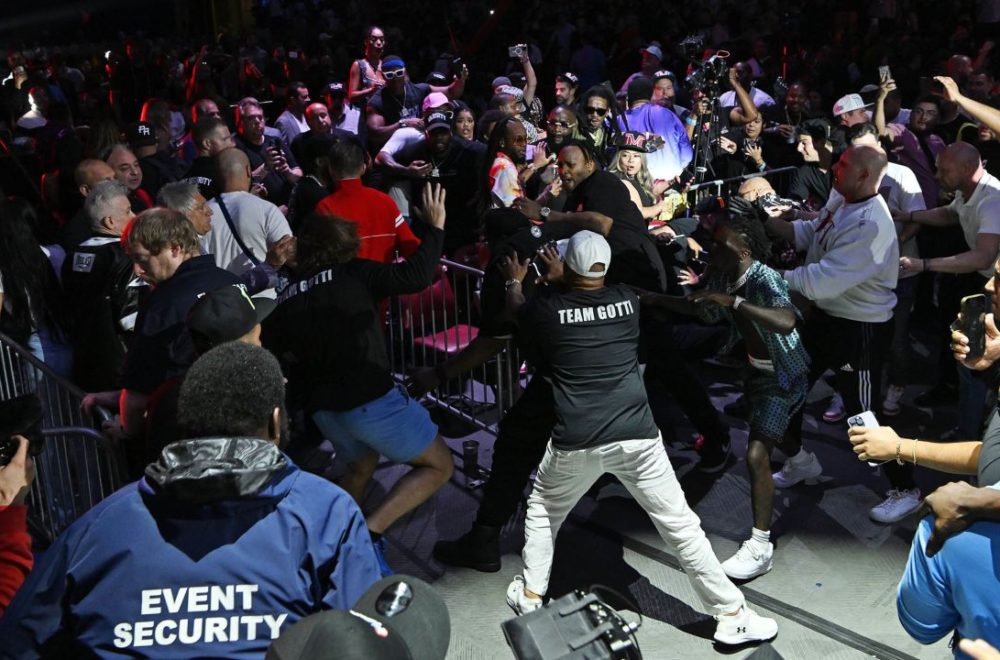 Influencer y rapera se cayeron a golpes en exhibición de Mayweather en Florida