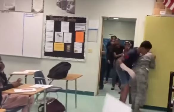Estudiante golpea salvajemente a su compañera de clase en Coral Springs