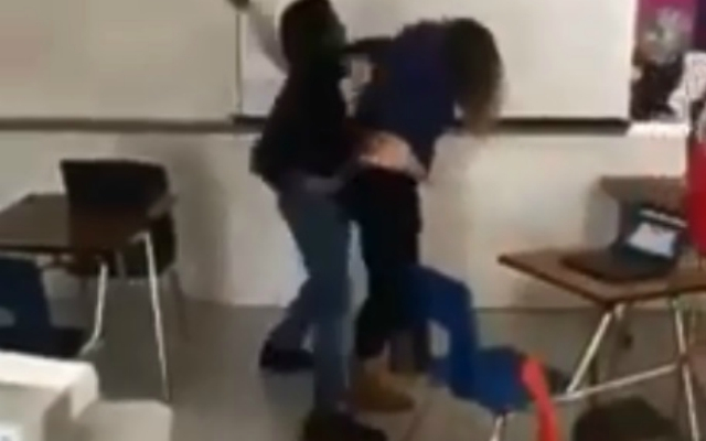 ¡Insólito! Se hizo viral brutal pelea entre profesora y estudiante en una preparatoria (Video)