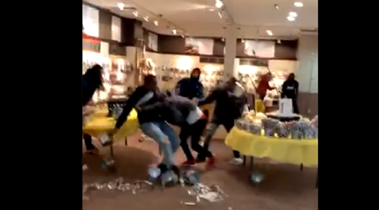 ¡Insólito! En Nochebuena hubo una terrible riña colectiva en centro comercial de EE.UU (Video)