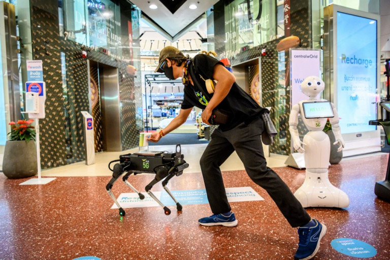 ¡Maravilla tecnológica! Conoce el perro robot que distribuye gel para las manos en Bangkok