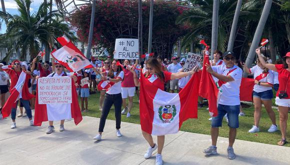 Peruanos en Miami se reunen para protestar por el fraude en elecciones del Perú