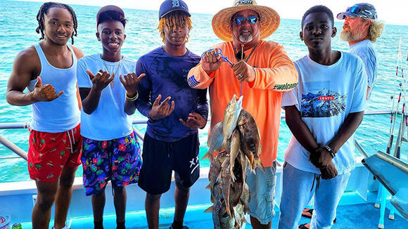 Hombre de Florida organiza días de pesca para niños sin padres