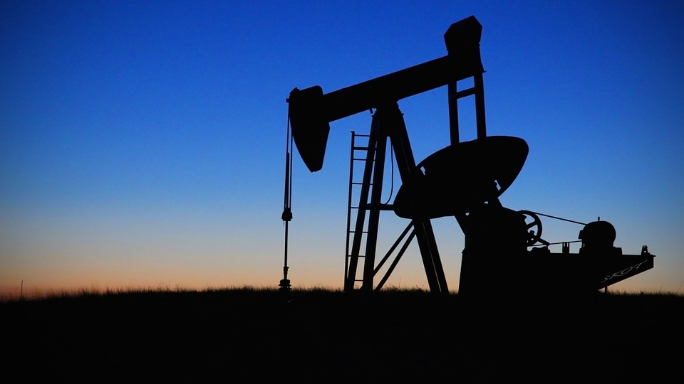 OPEP y Rusia acuerdan drástico recorte de la oferta petrolera para mantener los precios