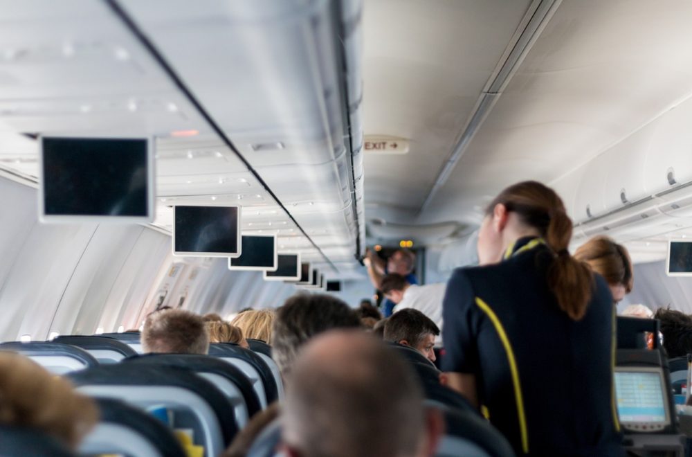 Tres secretos para viajar cómodamente en avión, según azafata de Florida