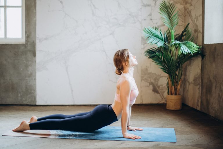 Posturas de yoga: Conoce cómo puedes cuidar tu cervical