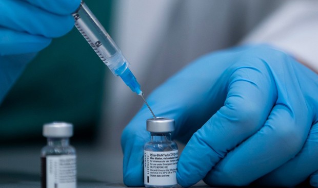 Pfizer busca autorización para el uso de su vacuna en adolescentes