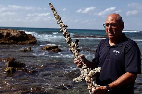 ¡Increíble! Buzo encuentra espada de hace 900 años en el fondo del mar Mediterráneo