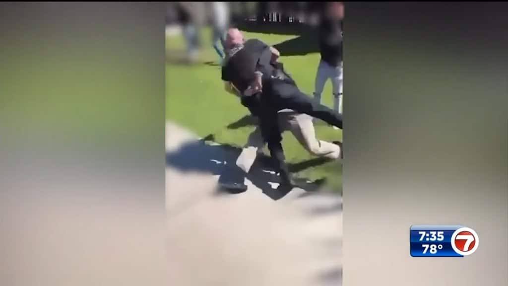 Estudiante de secundaria acusado de golpear a policía durante pelea en Florida