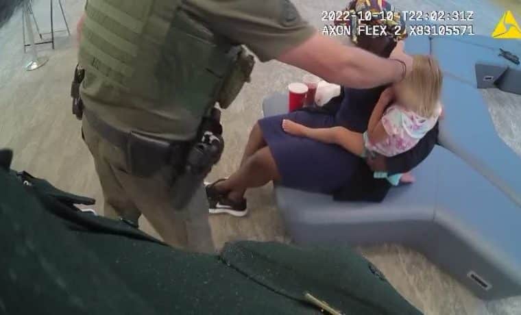 Florida: Abuelo es acusado de olvidar a su nieta de dos años en un auto alquilado en el aeropuerto