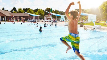 Escasez de cloro “sabotea” temporada de piscinas en EEUU