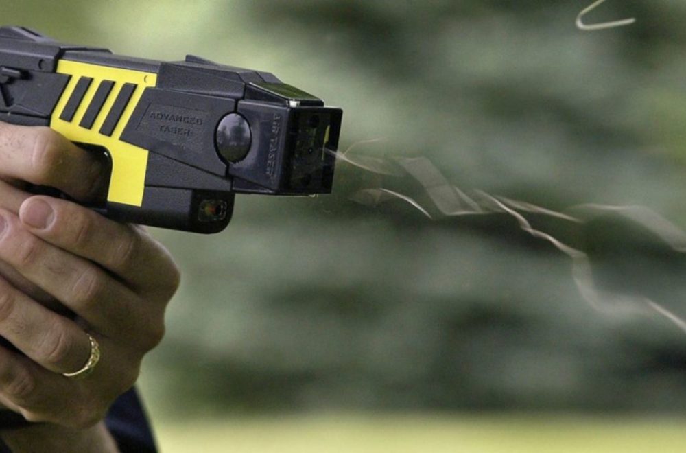 Policía descarga taser a abuelita de 95 años en andadera
