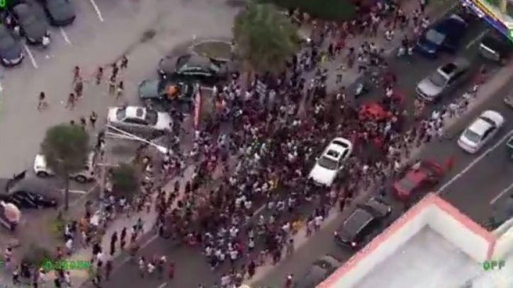 ¡Residentes asustados! Multitud se reunió en playa de Florida pese a restricciones por Covid-19