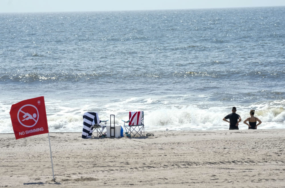 Reabren icónica playa de Nueva York tras brutal ataque de tiburón