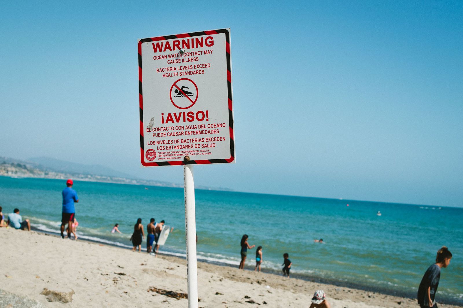 Prohíben el ingreso a playas de Miami-Dade por derrame de aguas residuales