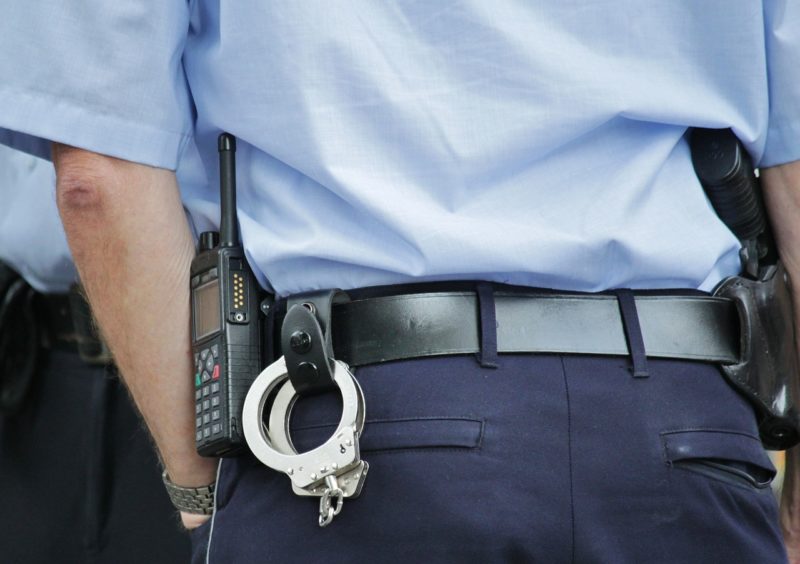 Autoridades encuentran drogas y cuchillos en mochilas de estudiantes en Weston
