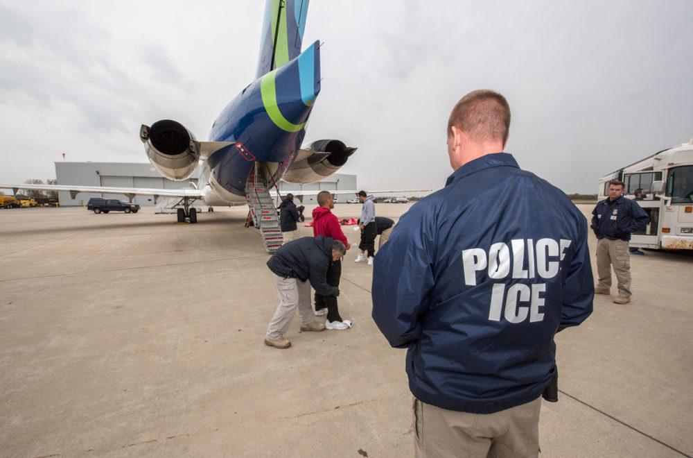 Oficial de inmigración condenado por grabar debajo de la falda de una azafata de vuelo