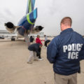 Oficial de inmigración condenado por grabar debajo de la falda de una azafata de vuelo