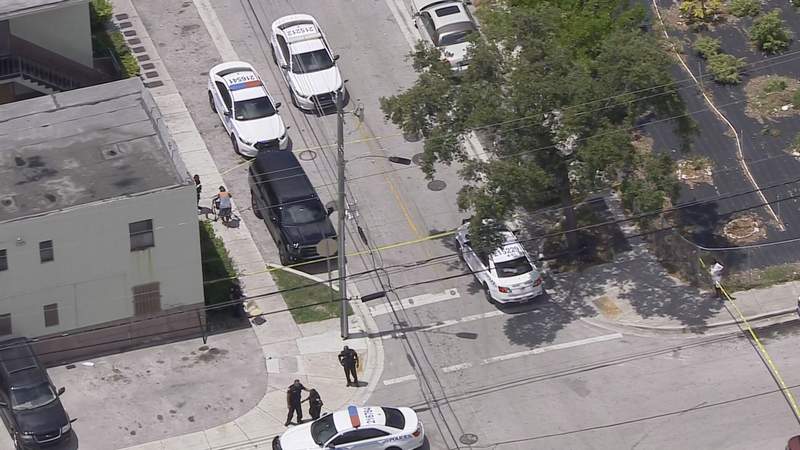 Policía encuentra a mujer herida de bala en Miami
