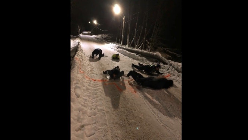 ¡Increíble! Policía de Noruega usa escudos de protección como trineos (Video)