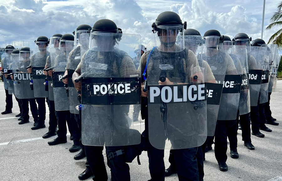 Miami-Dade refuerza presencia policial en escuelas y sinagogas tras convocatoria de Hamás
