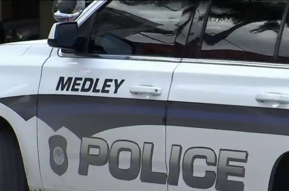 Escena de pánico: mujer con arma falsa se resiste al arresto en Medley