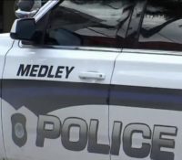 Escena de pánico: mujer con arma falsa se resiste al arresto en Medley