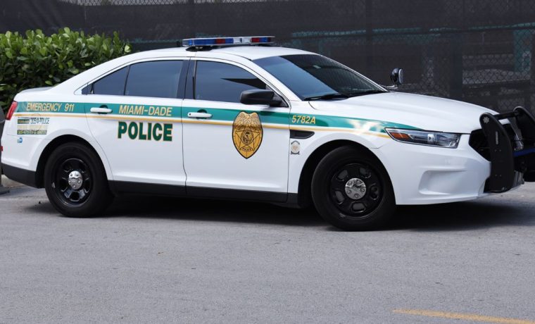 Se grabó con una AK-47 y amenazó a la policía de Miami-Dade… terminó arrestado